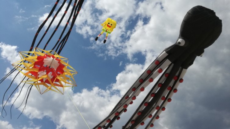 Фестивал на хвърчилата събира фенове в "Аспарухово"