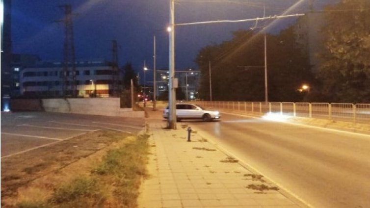 Опасно: Нагли шофьори влизат в бул."Трети март" във Варна напряко през тротоара