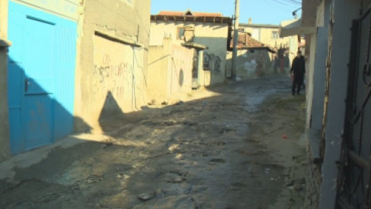 Отпадни води текат по варненска улица