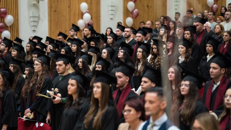 Тържествено се дипломираха абсолвентите в Икономически университет – Варна (СНИМКИ)