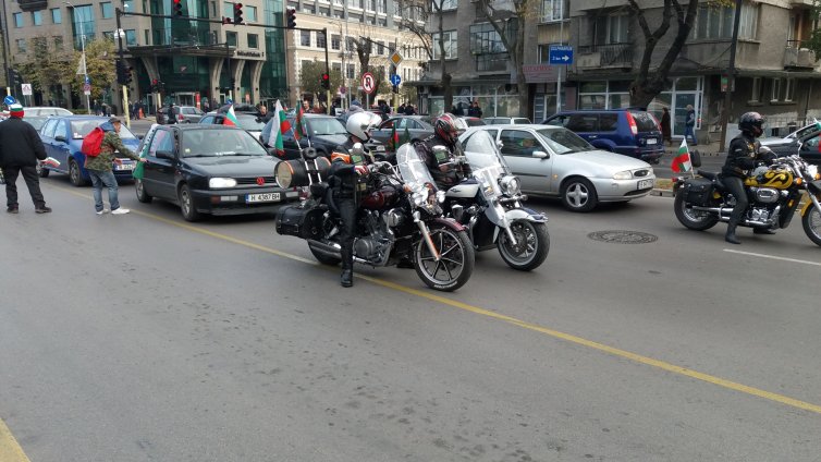 Протестно автошествие блокира центъра на Варна