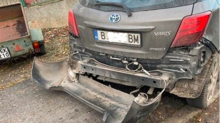Градски автобус отнесе бронята на паркирал неправилно "Ярис" във Варна