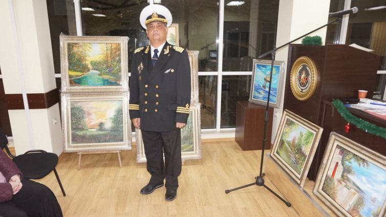 Морски капитан пресъздава плаванията си върху платна