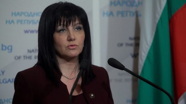 Караянчева настоя президентът да не обижда депутатите