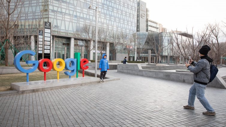 И Google прави завой, спира насърчаването на многообразието при набиране на персонал