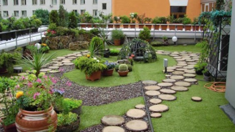 Превърнаха покрив на русенска панелка в градина