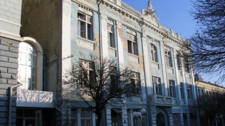Възстановяват сградата на някогашната софийска банка