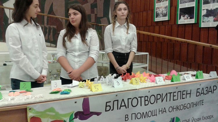 Варненски ученици продават оригами в базар за онкоболни (СНИМКИ)