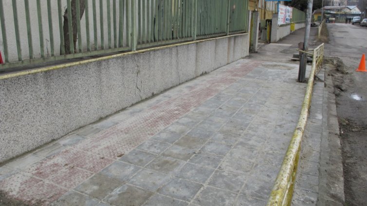 Правят тротоар за слепи до „Тих труд“ във Варна