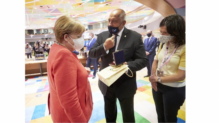 Борисов с подарък за рожденичката Меркел - сребърна бъклица с розово масло