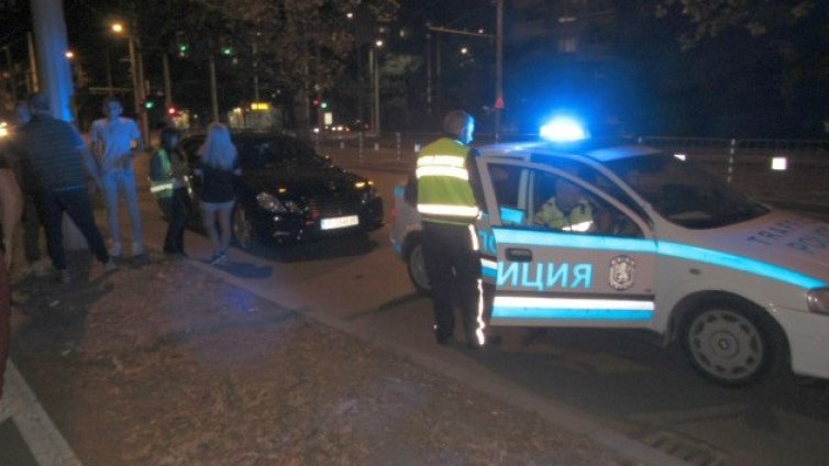 Млад водач пробва да мине на "Жълто", отнесе дете на пешеходна пътека