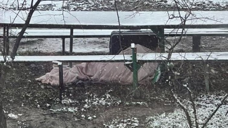 Възрастен чужденец бедства на студа във Варна