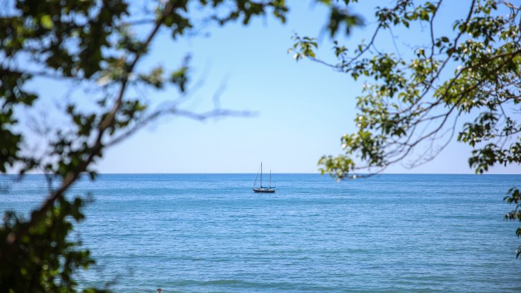 Обявиха наддаване за отдаване под наем на три морски плажа в община Балчик 