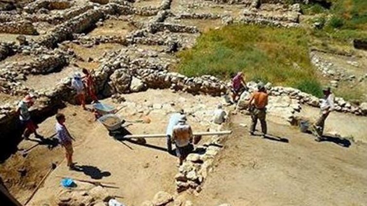 Погребение, датирано точно с помощта на печат върху амфора