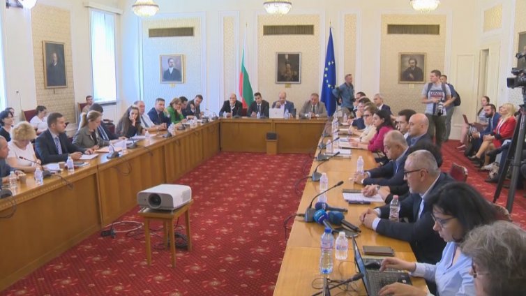 Депутатите обсъждат френското предложение за РСМ (НА ЖИВО)