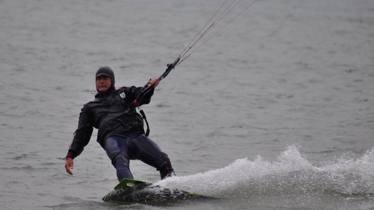 Кайт сърфисти щурмуваха морето в дъжда