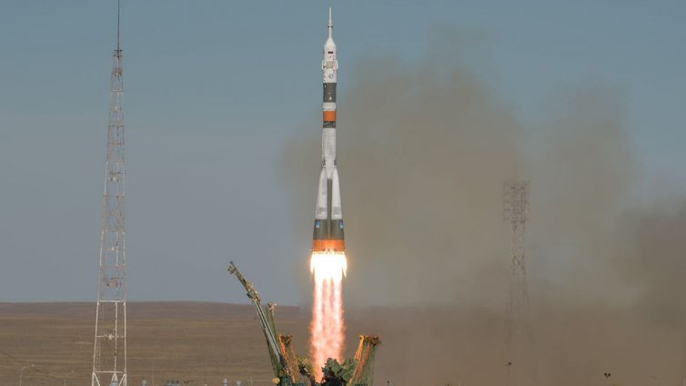 Извадиха екипажа от приземилия се аварийно "Союз" 