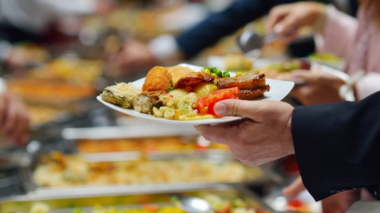 Посрещнаха новите депутати със стара посуда