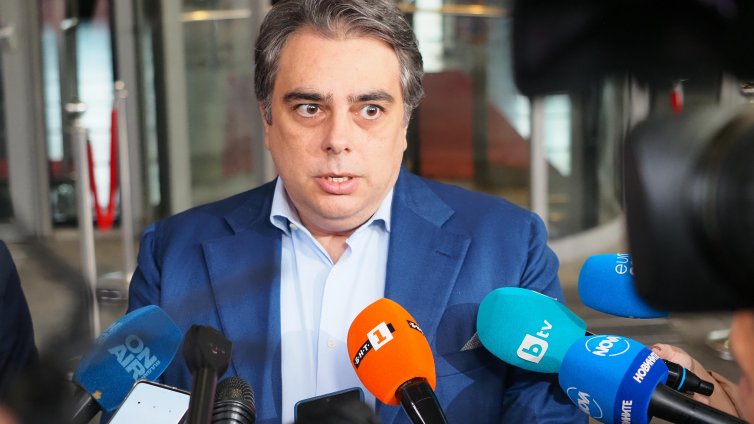 Асен Василев: Не може рафинерия да бъде продадена за 2 седмици