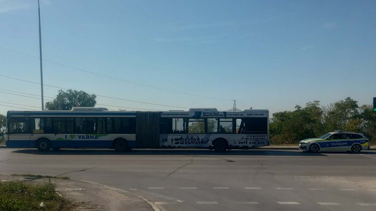 Камион, превозващ арматура, потроши градски автобус във Варна