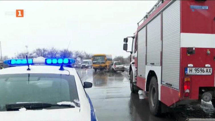 Кола се удари в ученически автобус