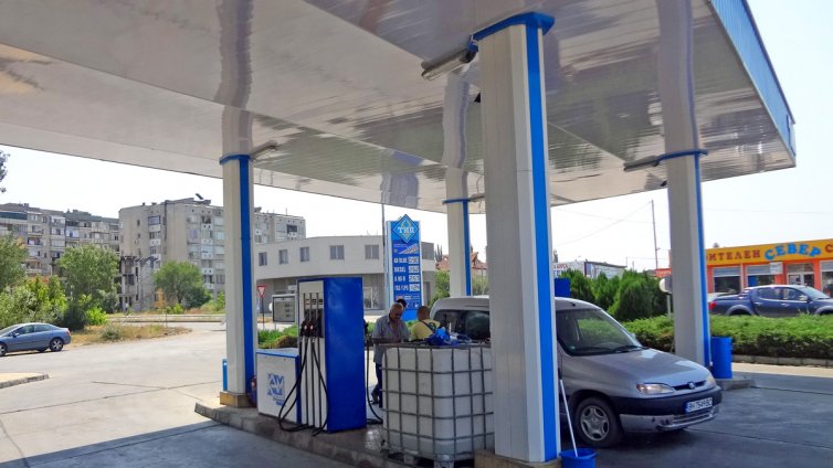 Откраднаха фолксваген на бензиностанция във Варна, докато зарежда гориво