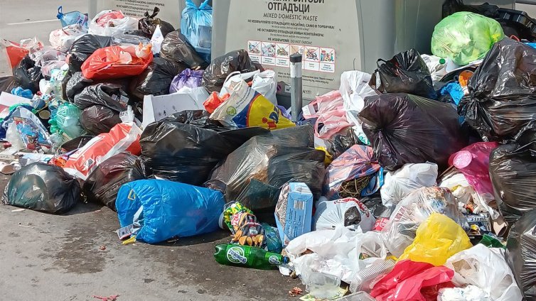 Варна продължава да тъне в боклуци (СНИМКИ)