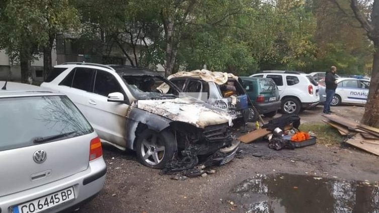 Опожариха 2 коли в София