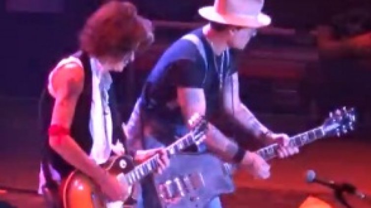 Джони Деп "заби" на концерт на „Аеросмит” (ВИДЕО)