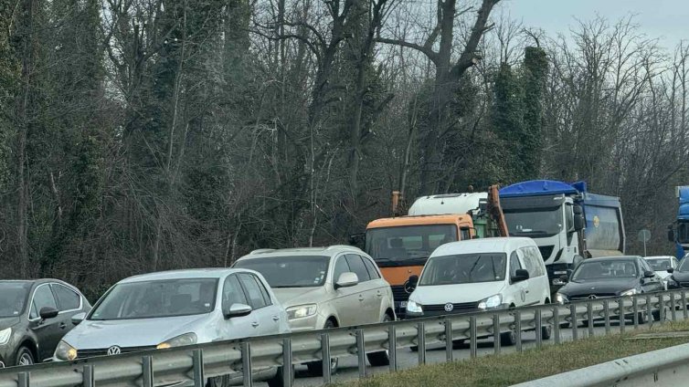Верижна катастрофа с 6 коли образува огромна тапа на "Тракия"