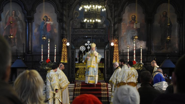 Варна почeтe Богоявлениe с литургия и празнично шествие (СНИМКИ)