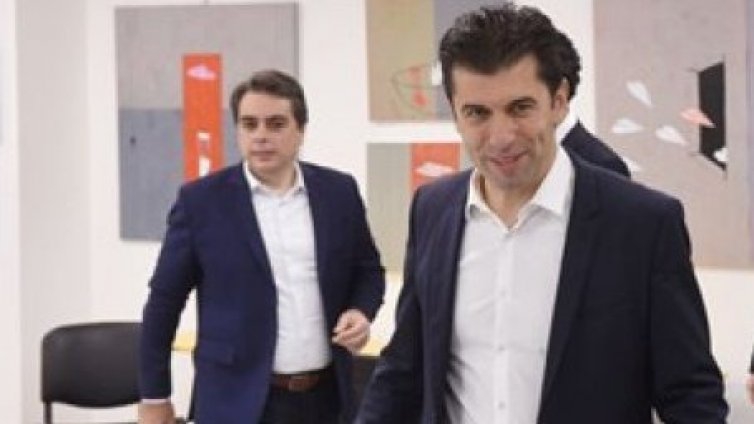 Комбината "Петков - Василев" дърпа десни, малко леви и много протестъри