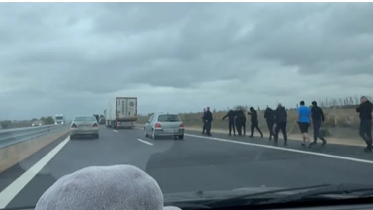 Мъже с бухалки стряскат шофьорите по АМ "Хемус" (СНИМКИ)