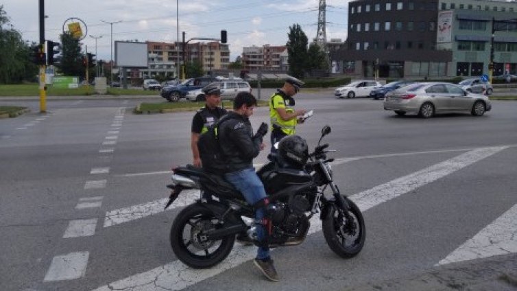 Варненските полицаи хванаха двама с нередовни моторни превозни средства