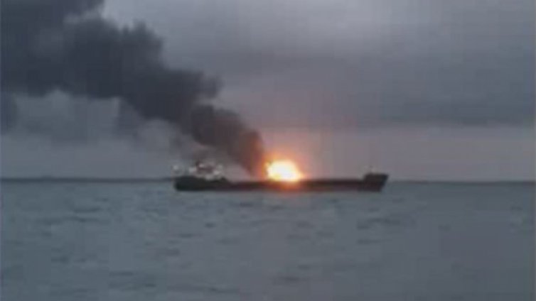 Най-малко 11 жертви взе пожар на два кораба в Черно море
