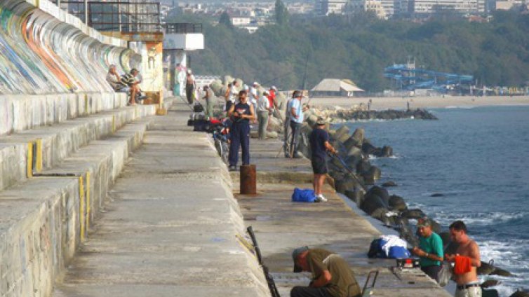 Започва ремонт на вълнолома