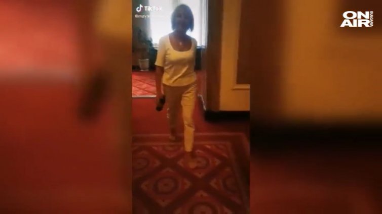 Скандално ВИДЕО: Нехае Мая – боса, пие и пуши из кулоарите на парламента
