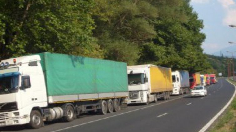 Задържан е камион, превозващ 31 мигранти