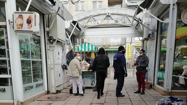 Може ли да звънна на мама... хлапе омайва на Колхозния пазар. Обран си!?