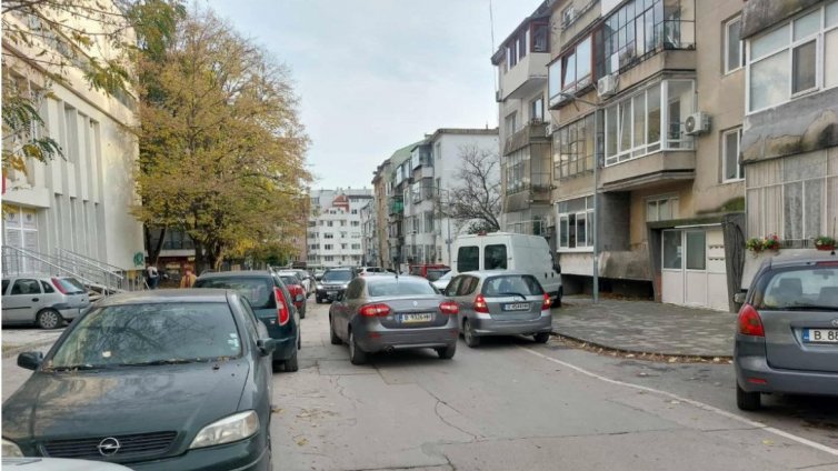 Заради "зелената зона" във Варна: Съседни квартали са се превърнали в буферни паркинги 