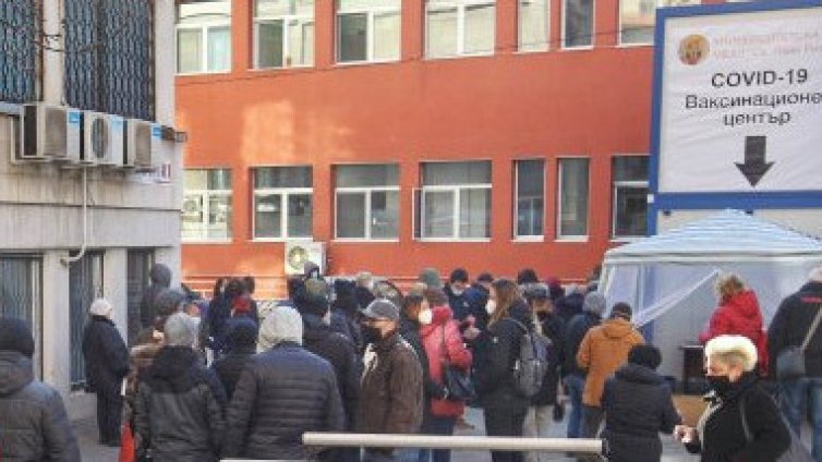 Напрежение между чакащи за ваксинация във Варна