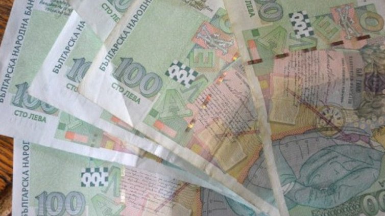 Над 400 души под ножа на НАП: Доходи нямат, харчат щедро!