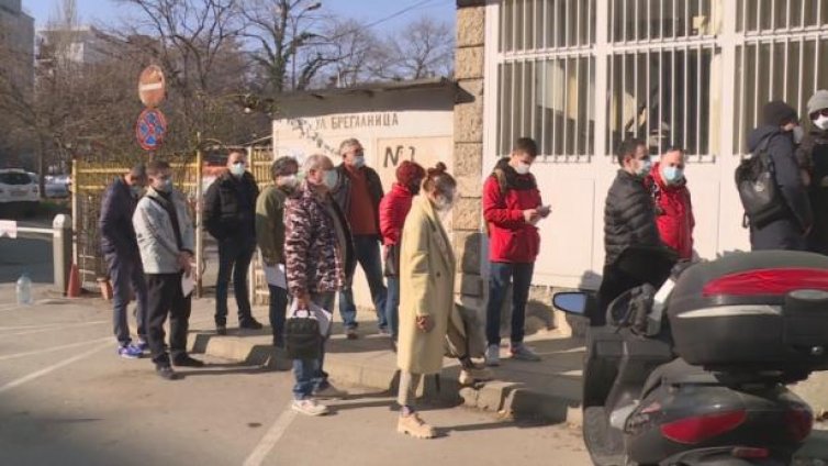 Опашки за ваксини се вият по морето