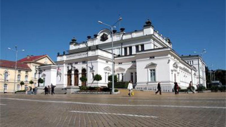 Комисията в НС, която проверява съмненията за картел на пазара на горивата, ще предложи да се изготви закон за горивата