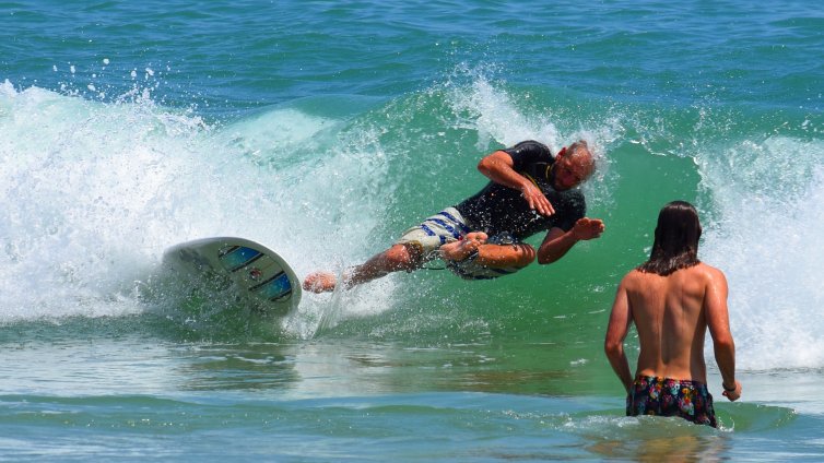 Варненци отмарят на плажа в хубавото време (СНИМКИ)