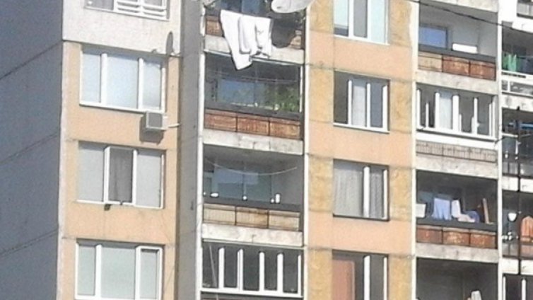 Мъж се хвърли от висок етаж на блок и загина