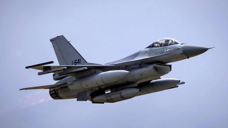 Очакваме днес у нас да кацне вторият изтребител F-16 