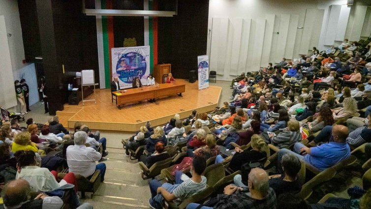 Дъждът и вятърът не спряха любителите на литературата във Варна (СНИМКИ)
