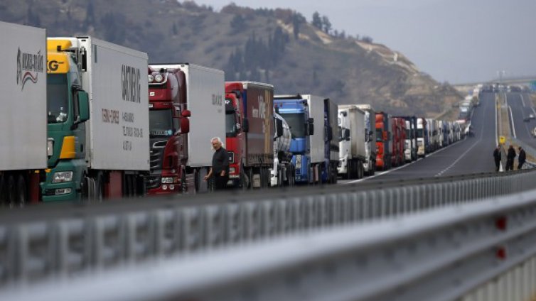 Колона от камиони се образува на границата ни с Турция