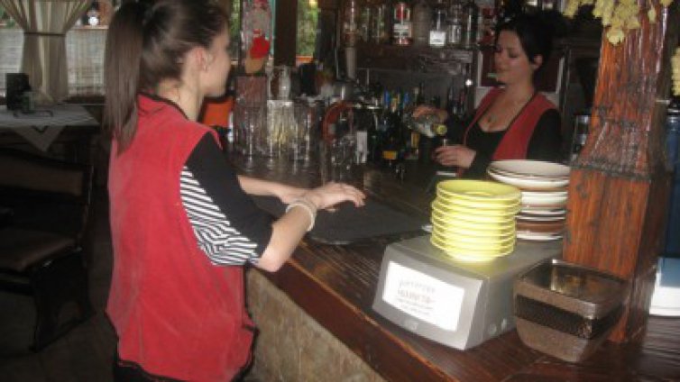 Не достигат работници за туристическия сезон